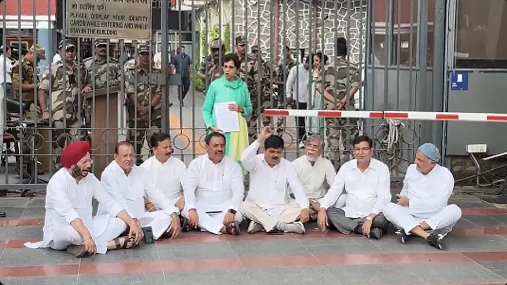 विशाल विरोध प्रदर्शन: देहरादून में निर्वाचन आयोग कार्यालय के बाहर कांग्रेस नेताओं का हंगामा
