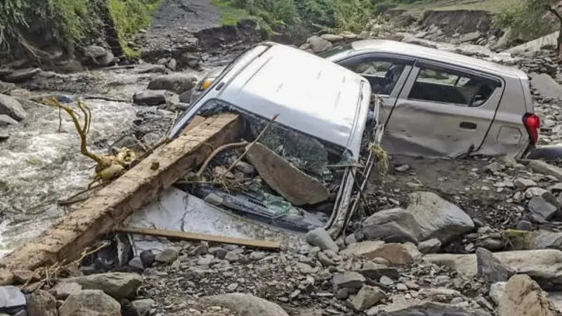 आसमानी कहर: हिमाचल प्रदेश में भारी बारिश और भूस्खलन से 155 लोगों की मौत, 250 से अधिक रास्ते बंद