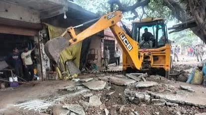 बरेली में नगर निगम की बड़ी कार्रवाई, अवैध निर्माण पर चला बुलडोज़र