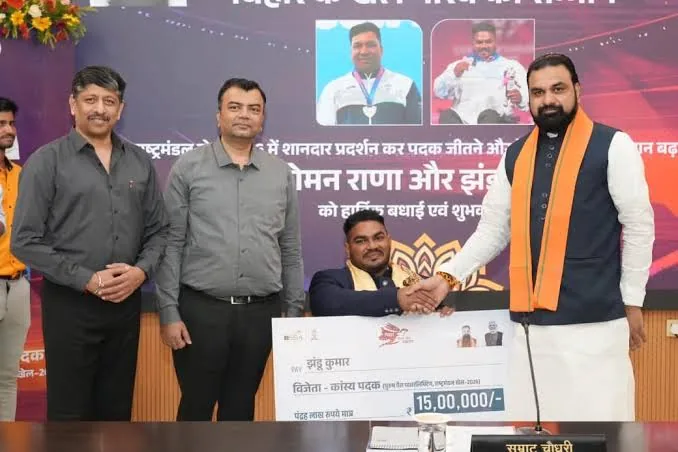 सम्मान समारोह: मुख्यमंत्री सम्राट ने सोमन राणा और झंडू कुमार को दी सम्मान राशि