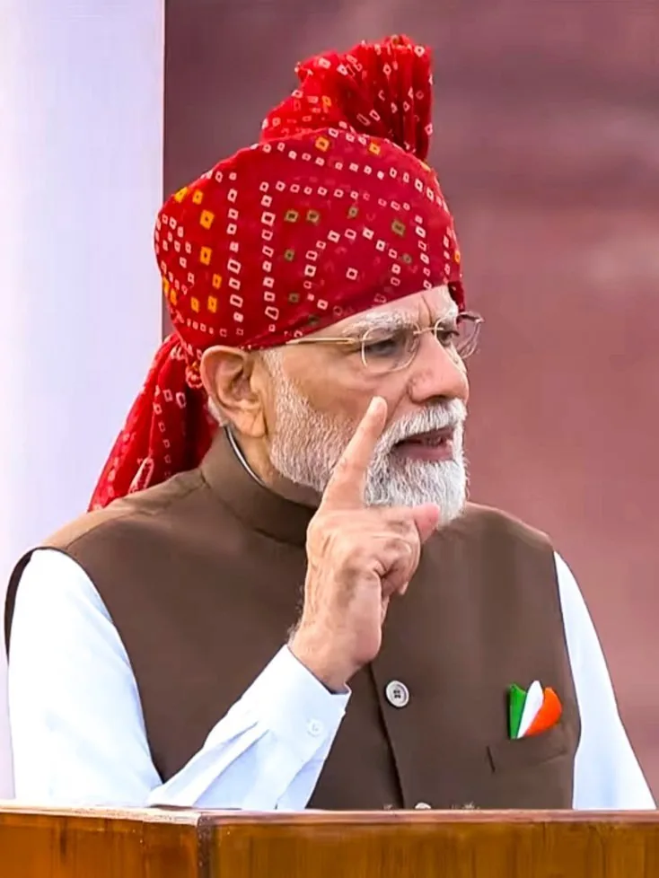 लाल किले पर अनूठा पल: प्रधानमंत्री मोदी ने बच्ची की गिरी हुई टोपी उठाकर सिर पर सजाई