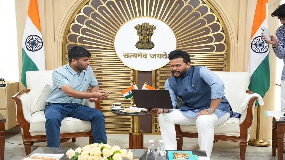 उत्तराखंड अपडेट: फ्लाइंग व्हीकल बनाने वाले रवि टम्टा ने नागरिक उड्डयन मंत्री से की मुलाकात