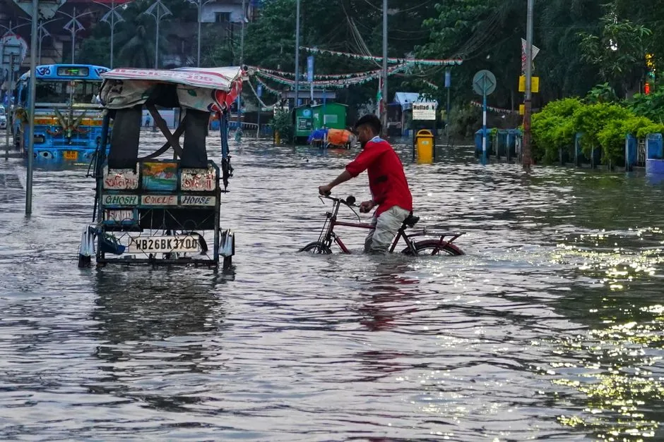 मानसूनी आफत: उत्तर भारत में भारी बारिश से जनजीवन अस्त-व्यस्त, भूस्खलन से छह की मौत