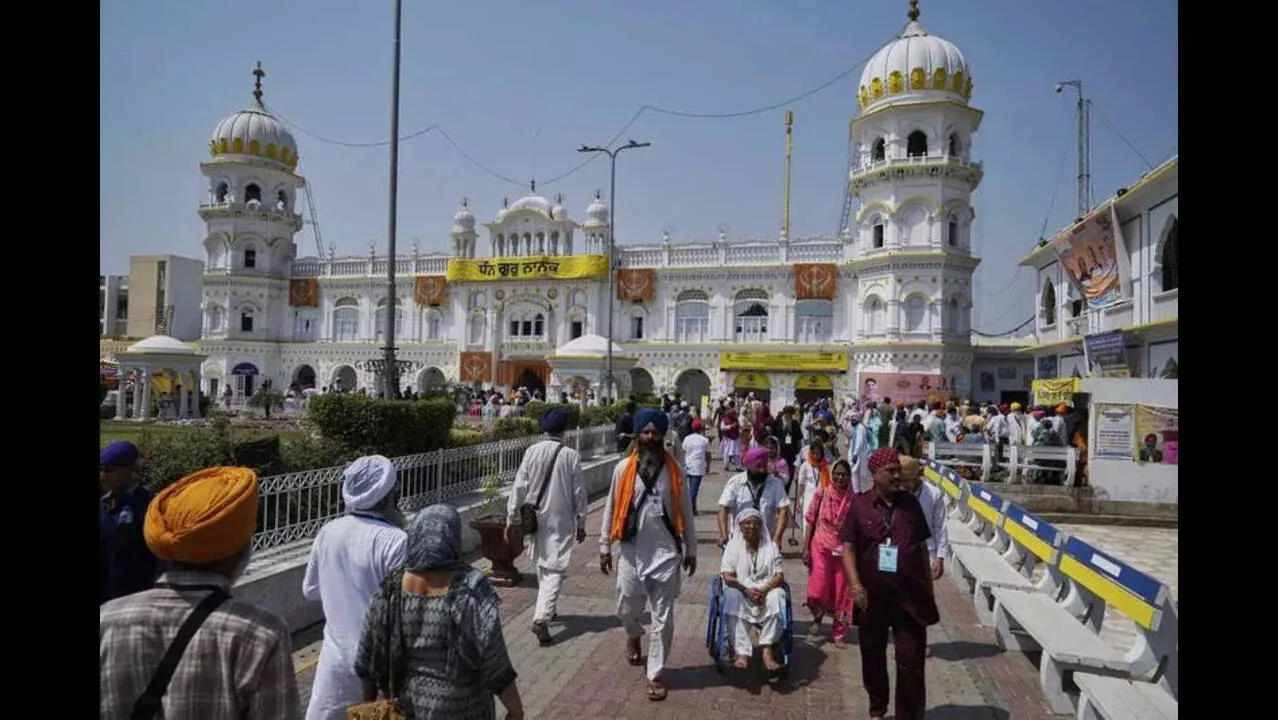 धार्मिक यात्रा की तैयारी: गुरु नानक प्रकाश पर्व के लिए पाकिस्तान यात्रा हेतु सात हजार से अधिक श्रद्धालुओं ने जमा किए पासपोर्ट