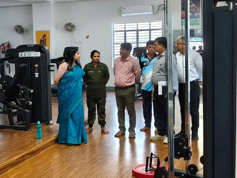 खेल भवन का निरीक्षण: जिला मजिस्ट्रेट ने खेल परिसर की व्यवस्थाओं का जायजा लिया और सुचारु संचालन के निर्देश दिए