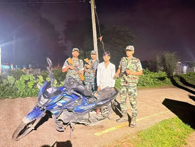 बड़ी कार्रवाई: भारत-नेपाल सीमा पर 9 किलो गांजा के साथ एक युवक गिरफ्तार, बाइक और मोबाइल जब्त