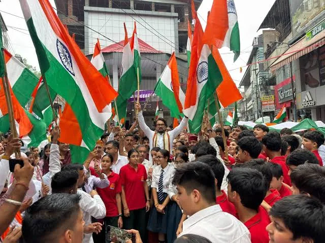 तिरंगे के रंग: हमीरपुर में गूंजे 'भारतीय सेना जिंदाबाद' और 'भारत माता की जय' के नारे