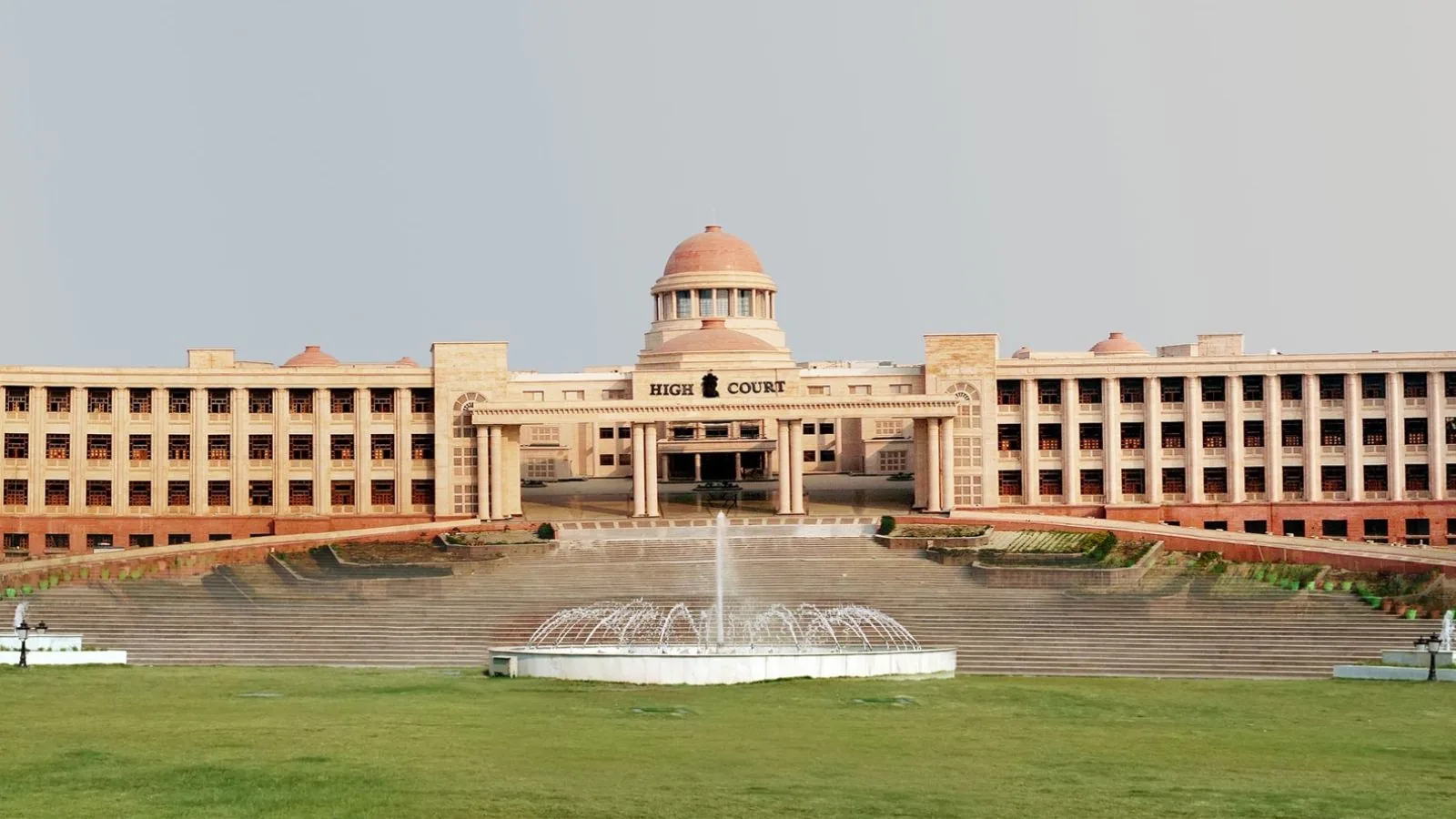 इलाहाबाद हाईकोर्ट का निर्देश: दिव्यांग बच्चों को पढ़ाने वाले विशेष शिक्षकों को मिले वेतन समानता