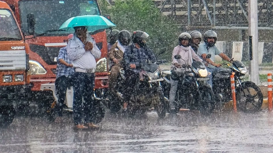 मौसम का कड़ा मिजाज: उत्तर प्रदेश से राजस्थान तक झमाझम बारिश की चेतावनी, महाराष्ट्र में यलो अलर्ट जारी