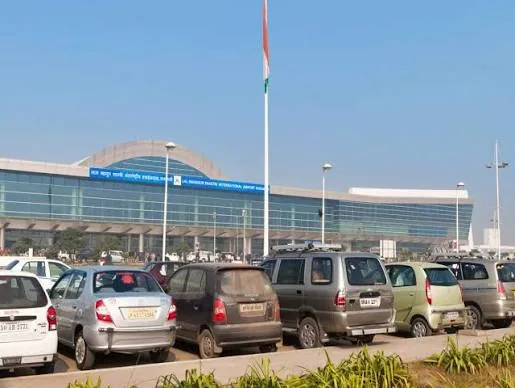 संस्कृत में अनूठी घोषणाएं: वाराणसी हवाई अड्डा बना देश का पहला ऐसा टर्मिनल