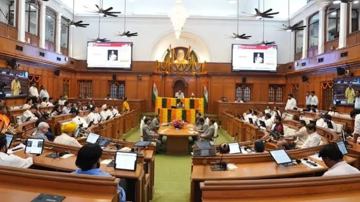 दिल्ली विधानसभा सत्र में टी-शर्ट विवाद: आप के 6 विधायक सदन से बाहर निकाले गए