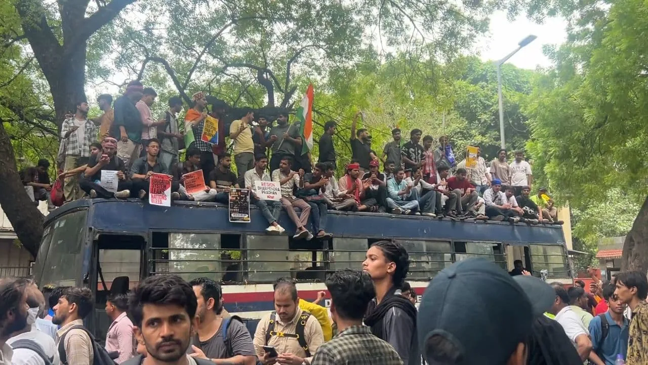 राजनीतिक प्रतीकों का महत्व: भारत में शक्ति और विरोध प्रदर्शन के नए तरीके