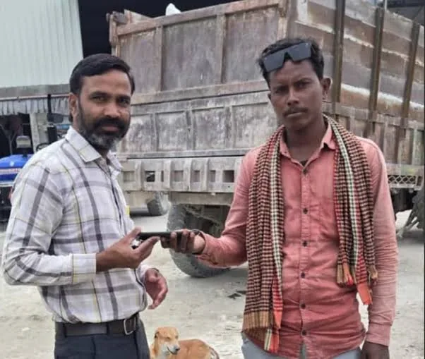 ईमानदारी की मिसाल: खेलकूद प्रतियोगिता के दौरान मिला मोबाइल मालिक को वापस लौटाया