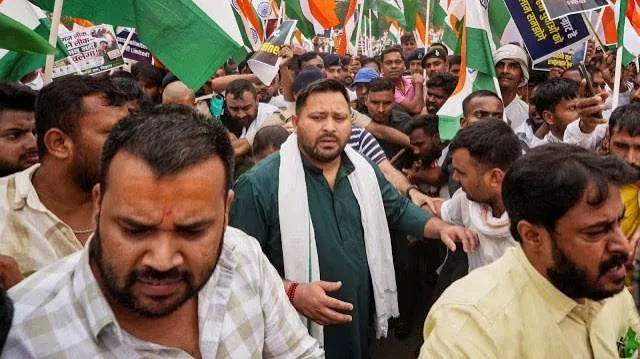 पटना में RJD का प्रदर्शन: तेजस्वी यादव और मीसा भारती पुलिस हिरासत में लिए गए