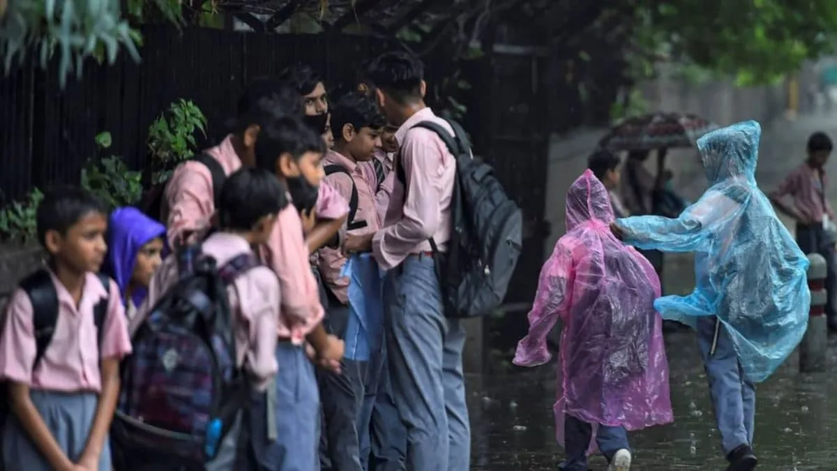 शिक्षा प्रणाली में व्यवधान: खराब मौसम और जलभराव के कारण कई जिलों में स्कूलों में अवकाश घोषित