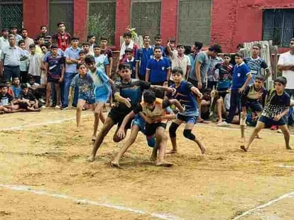शानदार खेलकूद: वॉलीबॉल में ममलीग और कबड्डी में कंडाघाट स्कूल बने चैंपियन
