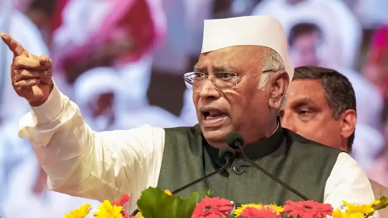 तीखा राजनीतिक हमला: मल्लिकार्जुन खड़गे ने चीनी के बढ़ते दाम और कम स्टॉक पर केंद्र को घेरा