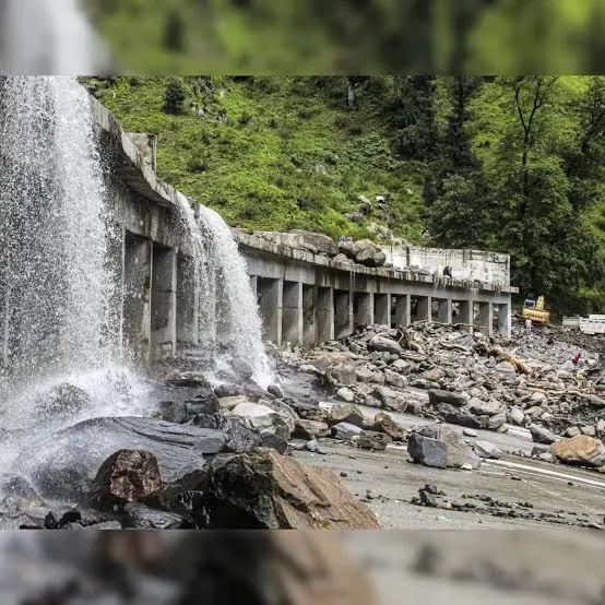 मौसम का कहर: हिमाचल प्रदेश में भारी बारिश से 105 सड़कें बंद, बिजली और पानी की आपूर्ति बाधित