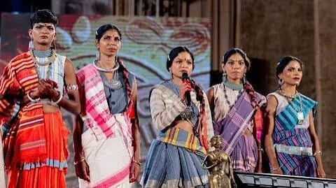 अूठा बदलाव: नक्सली महिलाओं ने बंदूक छोड़कर रैंप पर हैंडलूम कपड़ों में दिखाया आत्मविश्वास