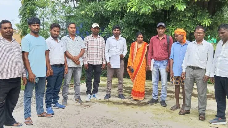 खेल मैदान का इंतजार: हजारीबाग के डुमरौन में युवाओं ने JMM नेता के जरिए खेल मंत्री सुदिव्य कुमार सोनू से लगाई गुहार