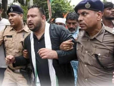 राजनीतिक बवाल: बिहार में एके-47 विवाद पर तेजस्वी यादव हिरासत में, पुलिस ने चलाई पानी की बौछारें