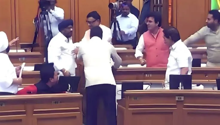 संसदीय और विधायी घमासान: दिल्ली विधानसभा के मानसून सत्र में राशन वितरण और सब्सिडी पर भारी हंगामा, कई विधायक निलंबित