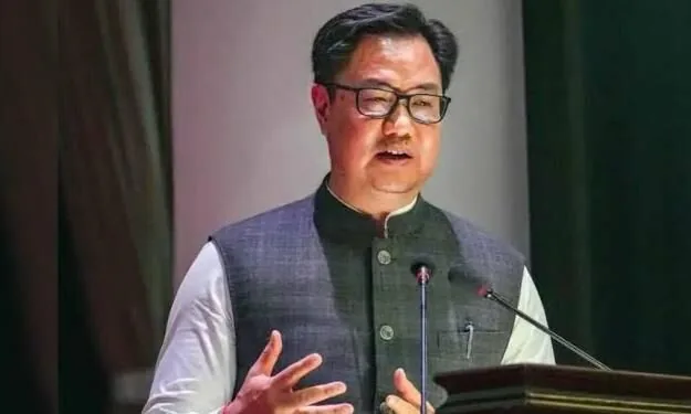 राजनीतिक बयानबाजी: रिजिजू की तैराकी पर पवन खेड़ा के तंज का केंद्रीय मंत्री ने दिया करारा जवाब