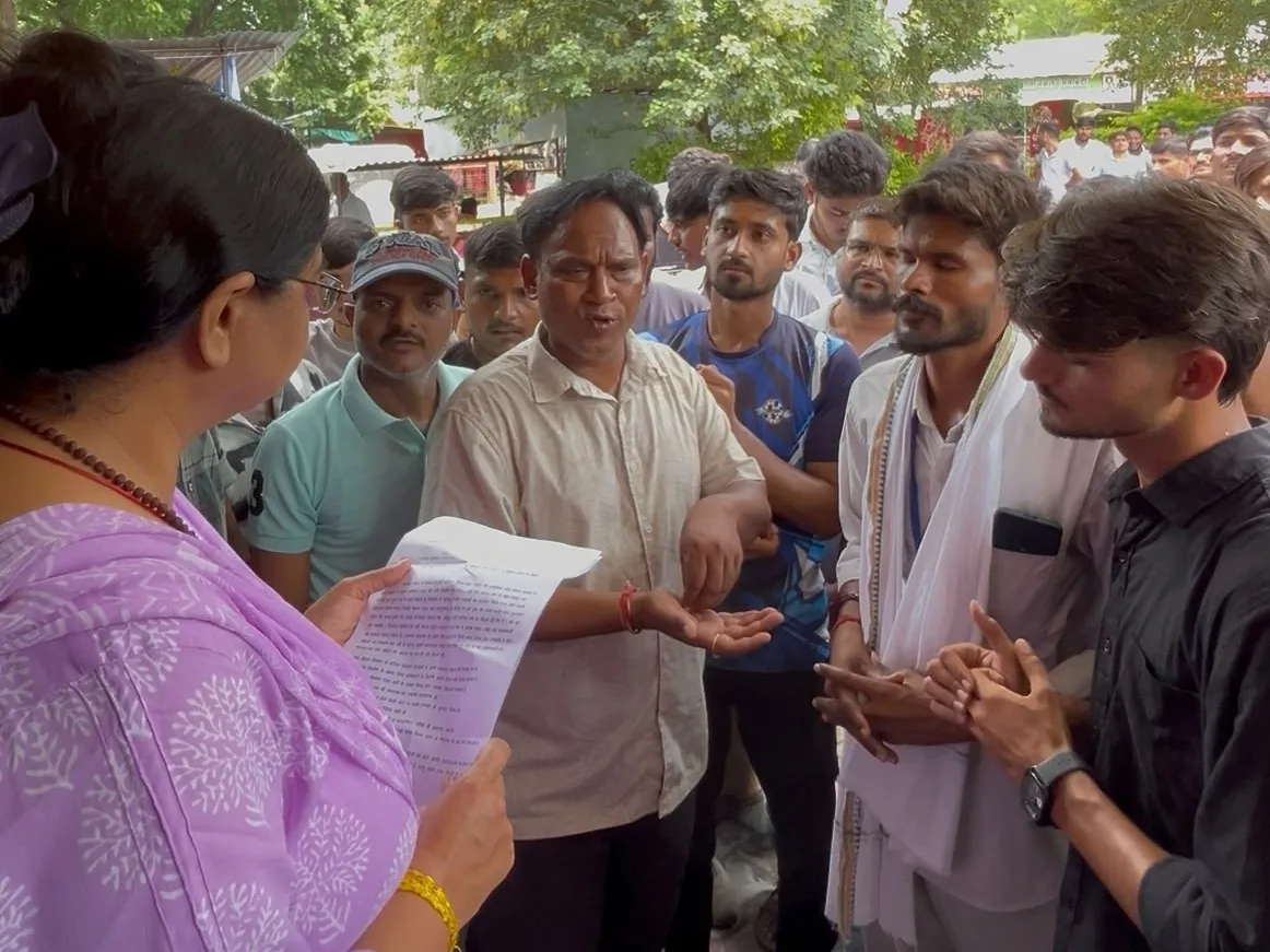 मैदान की बदहाली: अटरू में घटिया निर्माण और अव्यवस्थाओं के खिलाफ युवाओं ने निकाला मार्च और एसडीएम से की मुलाकात
