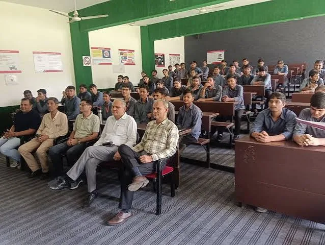 शानदार आयोजन: सोनीपत पॉलिटेक्निक में स्पोर्ट्स डे के अवसर पर आयोजित क्विज प्रतियोगिता में साठ छात्रों ने लिया उत्साहपूर्वक हिस्सा