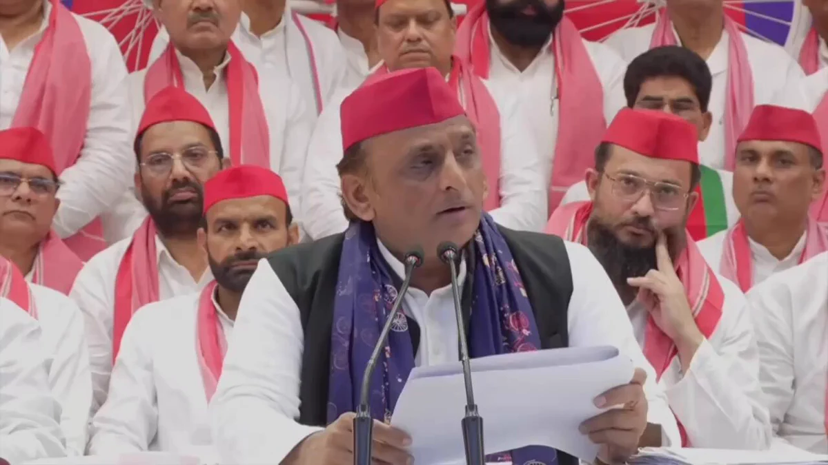 लखनऊ में सपा के पोस्टर पर सियासी घमासान, क्या PDA के ‘P’ पर ही पड़ गया असर?