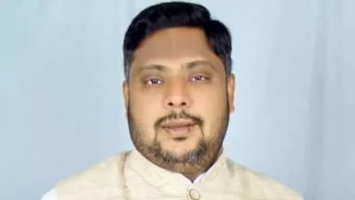 लखनऊ एयरपोर्ट पर कुंवर बासित अली का जोरदार स्वागत