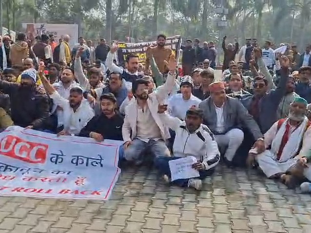 अमरोहा में UGC के मुद्दे पर स्वर्ण समाज का प्रदर्शन, विरोध में मुंडवाए बाल