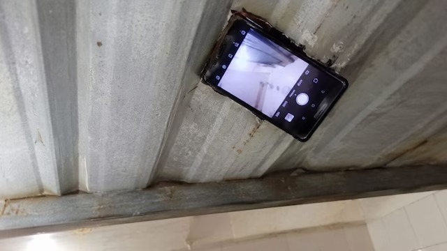 गर्ल्स हॉस्टल के बाथरूम में कैमरा मिलने से हड़कंप, वार्डन पर FIR
