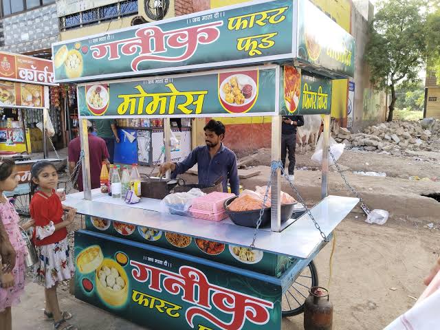 फास्ट फूड दुकानों पर खाद्य विभाग की बड़ी कार्रवाई, 12 प्रतिष्ठान और फूड कोर्ट बंद