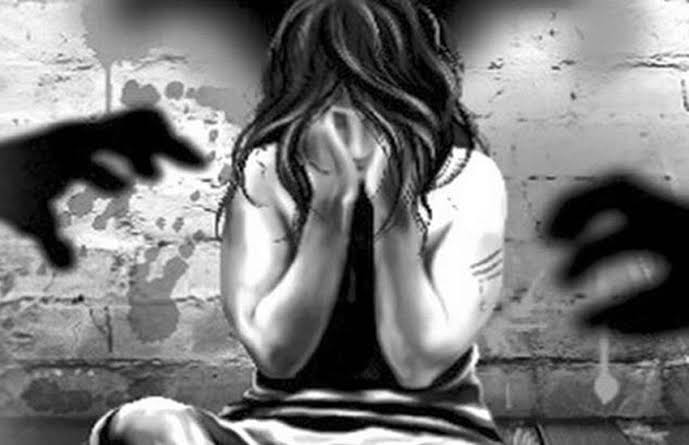धार्मिक स्थल ले जाने के बहाने युवती से गैंगरेप का आरोप, दरोगा-सिपाही समेत चार गिरफ्तार