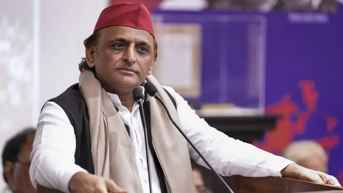 अखिलेश यादव का सरकार पर हमला, बोले- कारपेट लगाकर गड्ढे छुपाए जा रहे थे