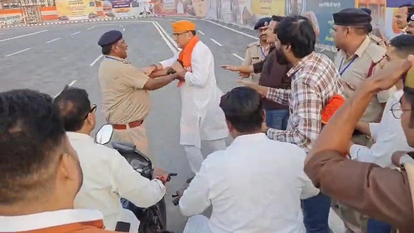 वाराणसी में सीवर चोक और जलभराव से भड़का गुस्सा, बीजेपी विधायक सौरभ श्रीवास्तव के खिलाफ लगे मुर्दाबाद के नारे