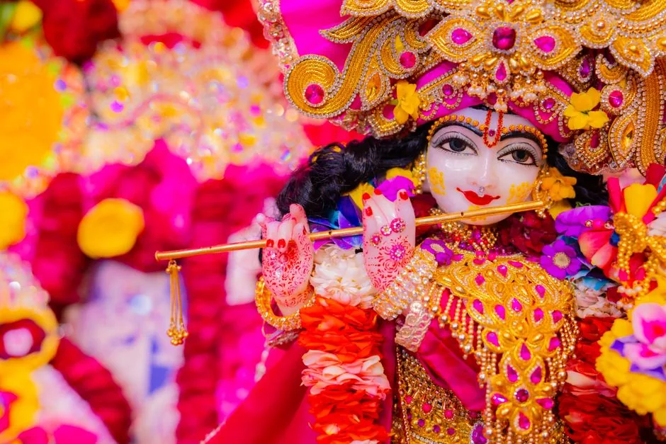 कृष्ण जन्मोत्सव की धूम: 5600 व्यंजनों का भोग और एआई-एआर तकनीक से सजेगी झांकियां