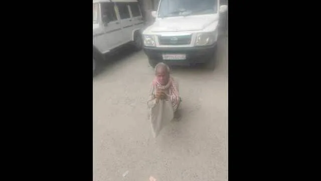 अनूठी नाराजगी: प्रयागराज में समस्याओं से तंग आकर तहसीलदार की गाड़ी के सामने बैठा फरियादी