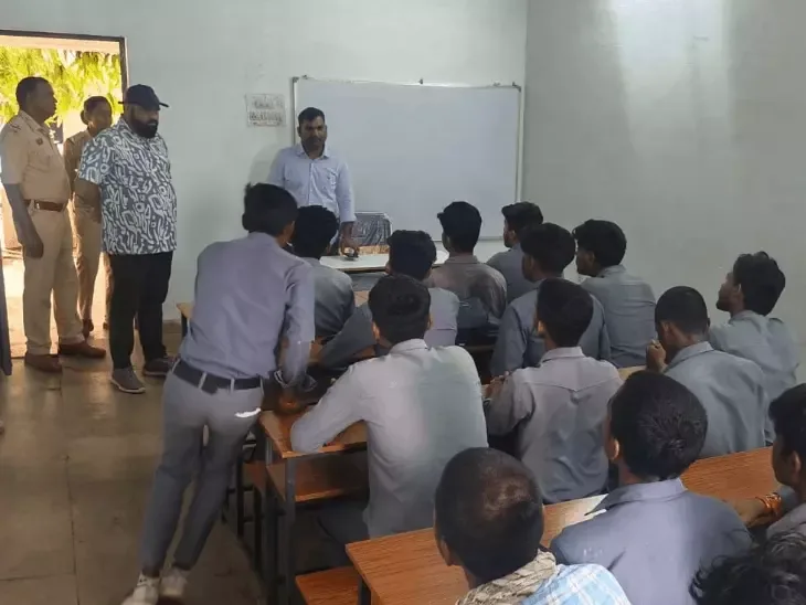 छात्रों की बेरहमी से पिटाई: मामूली विवाद में आईटीआई शिक्षक पर पांच विद्यार्थियों को पीटने का गंभीर आरोप