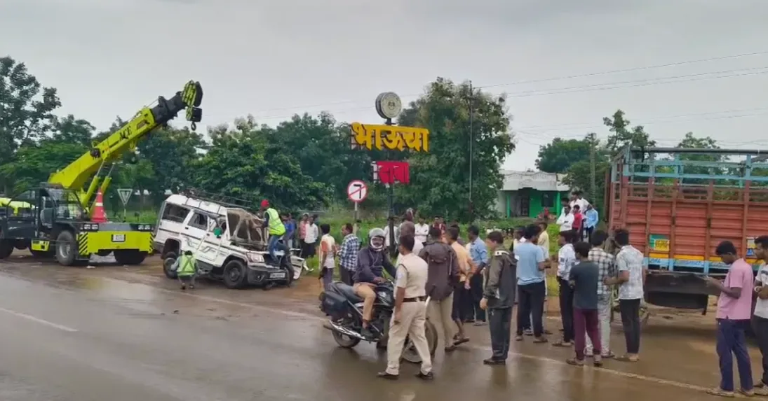 भीषण सड़क हादसा: महाराष्ट्र में छत्तीसगढ़ के 3 बच्चों समेत 9 लोगों की मौत और बोलेरो-ट्रक की टक्कर