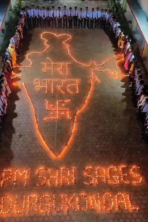 रचनात्मक पहल: जाड़ेकुर्से में बच्चों ने उकेरा स्वच्छ और डिजिटल भारत