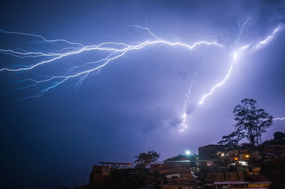 मौसम का कहर: राजस्थान में मूसलाधार बारिश और आकाशीय बिजली गिरने से एक व्यक्ति की मौत, स्कूल की दीवार गिरी