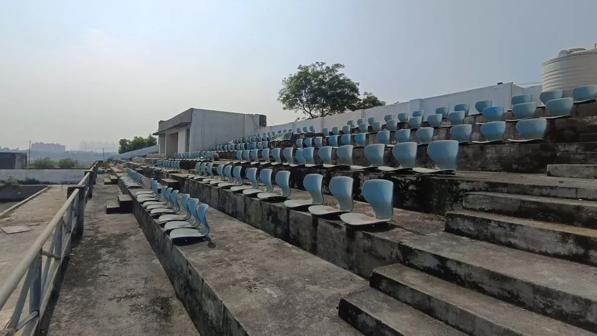 लापरवाही की हद: एक करोड़ की मरम्मत के बाद भी स्टेडियम की बदहाली से खिलाड़ी खुद साफ करने को मजबूर