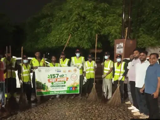 विशेष स्वच्छता अभियान: मूसलाधार बारिश के बावजूद लखनऊ के 8 जोनों में टीमें सक्रिय