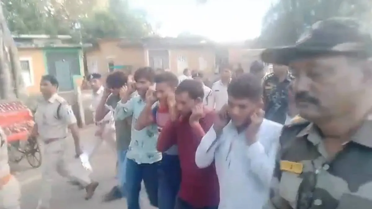 कानून व्यवस्था पर चोट: राजगढ़ में ड्यूटी पर तैनात पुलिसकर्मी से मारपीट करने वाले 6 आरोपी गिरफ्तार, बाजार में निकाला गया जुलूस