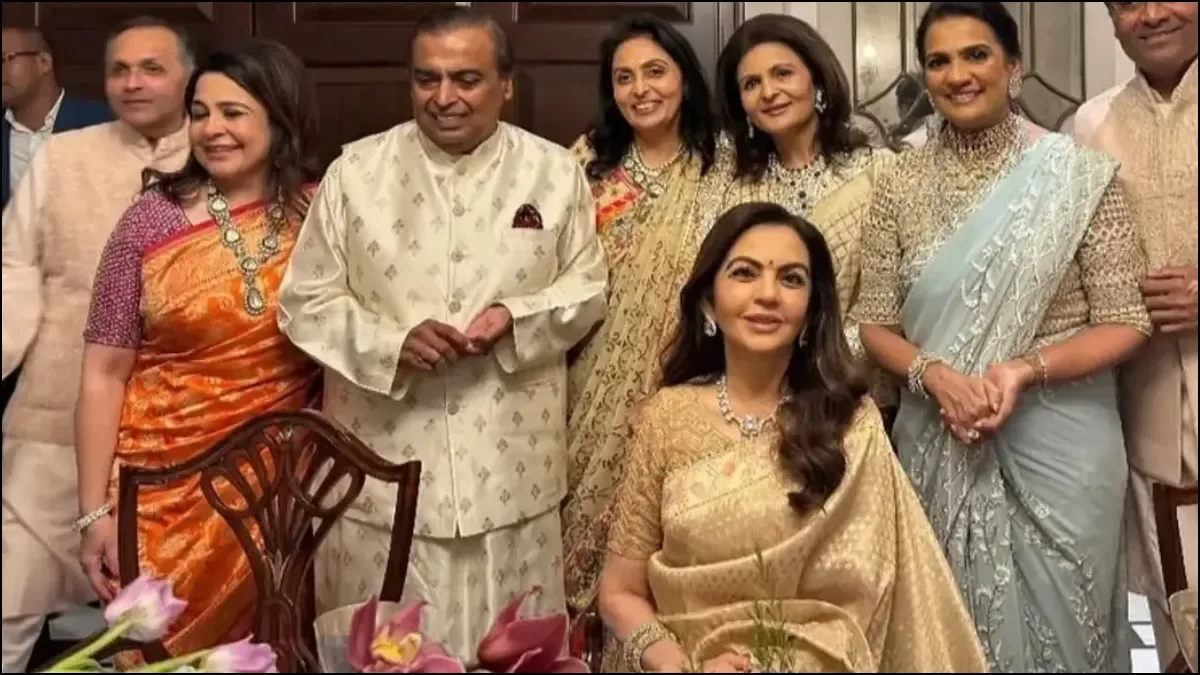 उत्सव का अंदाज: नीता अंबानी की गोल्डन ब्रोकेड साड़ी से मैच करती दिखी मुकेश अंबानी की पोशाक