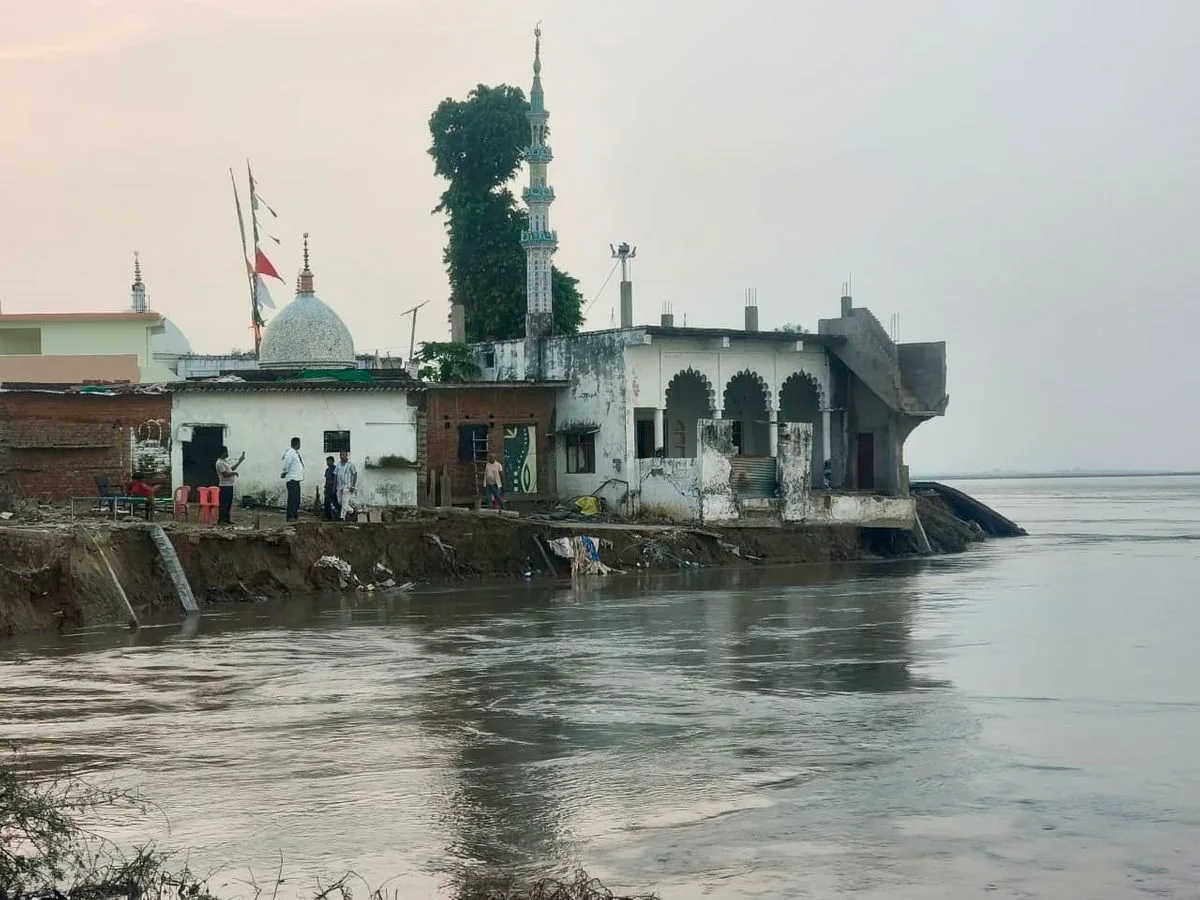 घाघरा-सरयू का प्रकोप: जलस्तर में गिरावट के बावजूद बाराबंकी में कटान जारी, मस्जिद चपेट में