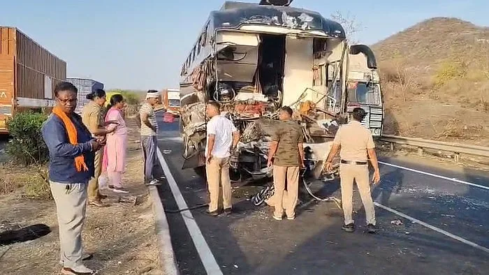 भीषण हादसा: महाराष्ट्र के गोंदिया में ट्रक और कार की जोरदार भिड़ंत, छह लोगों की मौत और सात घायल