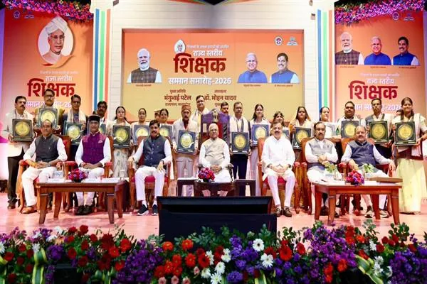 सम्मान सामग्री: स्थानीय प्रशासन और शिक्षा विभाग के वरिष्ठ अधिकारियों द्वारा इन सभी शिक्षकों को शॉल, प्रशस्ति पत्र और स्मृति चिन्ह भेंट किए गए।